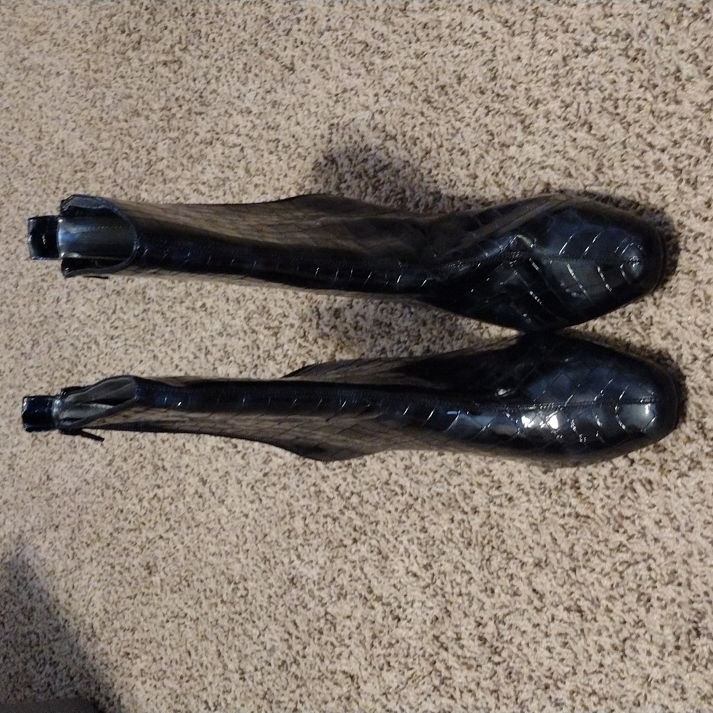 Stefani Couture croc pattern women's boots size 8 1/2.